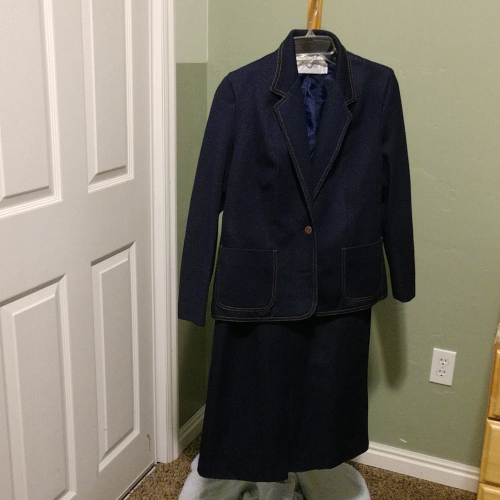 Suit - Picture 2 of 3